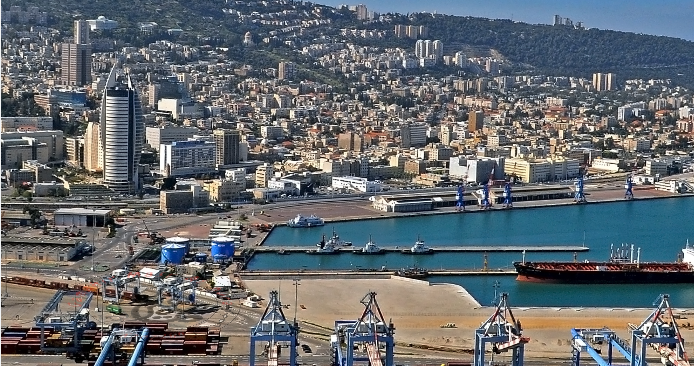 فصائل المقاومة تستهدف سفنًا في ميناء حيفا الإسرائيلي 