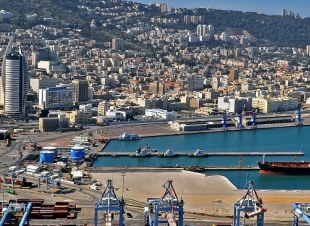 فصائل المقاومة تستهدف سفنًا في ميناء حيفا الإسرائيلي 
